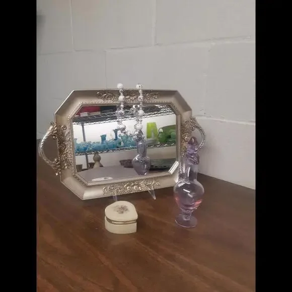 Elegant Vintage Decorative Make up Set: Purple Vase, Necklace, and Charm Box - Picture 1 of 8